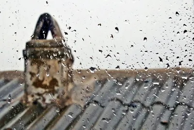 Идите дождь на окне взгляд вне окна Стоковое Изображение - изображение  насчитывающей ливень, погода: 114680447