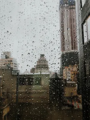 Дождь На Окне Ночью — стоковые фотографии и другие картинки Буря - Буря,  Фотографировать через окно, Абстрактный - iStock