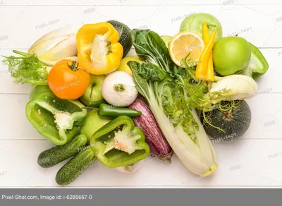 Свежие овощи и фрукты в корзине на белом фоне :: Стоковая фотография ::  Pixel-Shot Studio