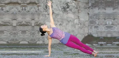 Extended Balancing Lizard Pose | Йога для начинающих, Йога для релаксации,  Позы йоги
