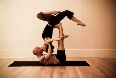 Картинки йога на двоих (45 фото) 🔥 Прикольные картинки и юмор