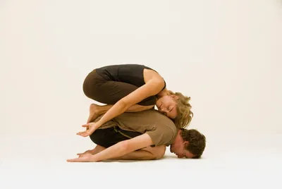 Баласана, поза ребенка Баласана в йоге — одна из простейших асан,  выполняемых для успокоения в череде более сло… | Partner yoga poses,  Couples yoga, Partner yoga