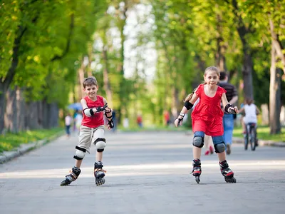 катание на роликах девочки ребенок в парке роллерблейдинг на роликовых  коньках. кавказская девушка на открытом воздухе. Стоковое Изображение -  изображение насчитывающей школа, активизма: 220454303