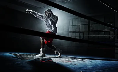 боксер бьет боксерскую грушу на черном фоне Фото И картинка для бесплатной  загрузки - Pngtree