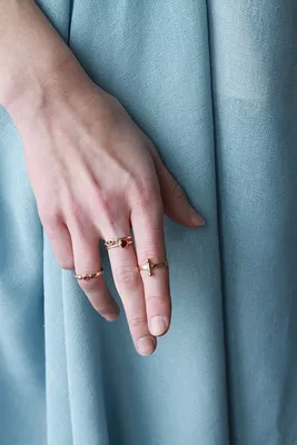 На каких пальцах и руках носить кольца — значение женских колечек на разных  пальцах: большой, указательный, средний, безымянный и мизинец