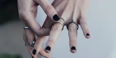 Как правильно носить кольца - на каком пальце носят кольцо? | Ювелирум в  2023 г | Уникальные обручальные кольца, Кольца, Пальцы