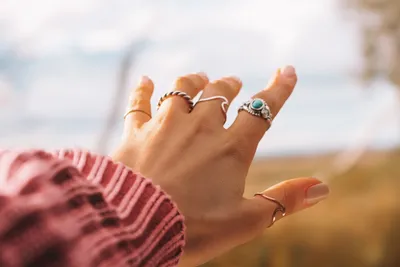 Значение колец на пальцах: что расскажут кольца о характере человека