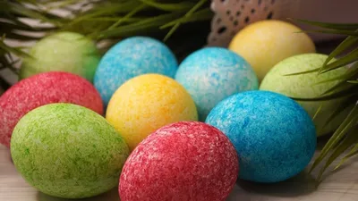 Как покрасить яйца натуральными продуктами: просто и оригинально