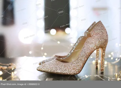Красивые туфли на высоком каблуке на столе со сказочными огнями :: Стоковая  фотография :: Pixel-Shot Studio