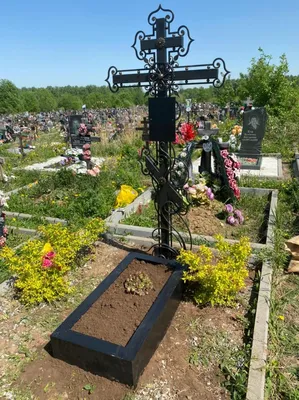 Резной крест с Распятием из Дымовского гранита на могилу заказать в Москве