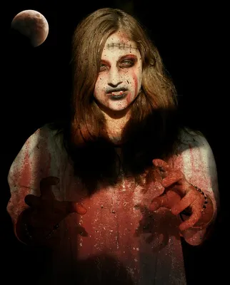 Девушка мистического героя кровавая с кровью на ее лице на темном фоне  Стоковое Изображение - изображение насчитывающей готско, темно: 191425431