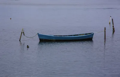 Обои на рабочий стол Лодка и ее отражение в воде, фотограф Ole Henrik  Skjelstad, обои для рабочего стола, скачать обои, обои бесплатно