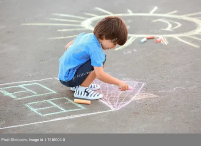 Маленький мальчик рисует мелом на асфальте :: Стоковая фотография ::  Pixel-Shot Studio