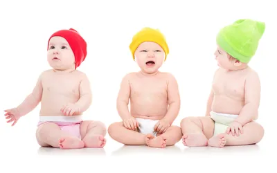 Фото младенца Дети шапка Трое 3 сидящие Белый фон 3840x2400