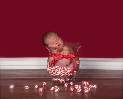 Обои на рабочий стол Младенец спит в вазе с красно-белыми конфетами, обои  для рабочего стола, скачать обои, обои бесплатно
