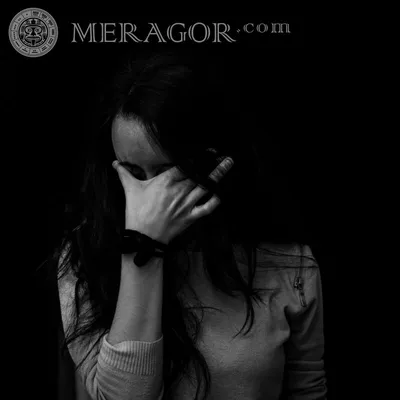 MERAGOR | Девушка плачет на аву без лица