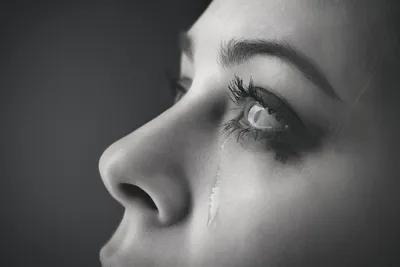 Картинки плачущей девушки на аву (100 фото)