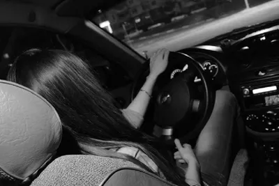 Фото девушки в машине без лица ночью - сборка
