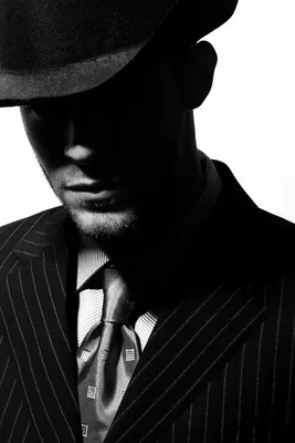 Мужчина в шляпе со скрытым лицом в тени на аву — Фото аватарки