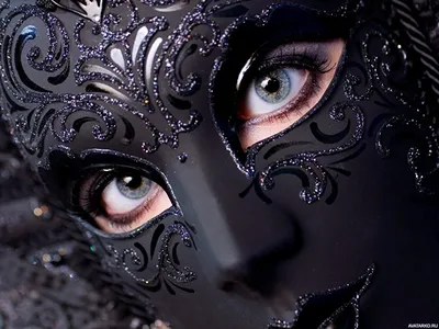 Девушка с голубыми глазами в чёрной маске с узорами — Картинки на аву