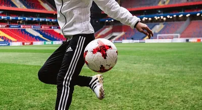 Футбольный мяч над стадионом с эффектом падения в воду — Фотки на аву