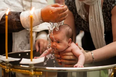 Крещение ребенка Родители и крестные родители заботятся о ребенке  Редакционное Стоковое Изображение - изображение насчитывающей католицизм,  торжество: 164326349