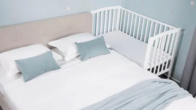 Приставные кроватки для новорожденных: преимущества, особенности и модели