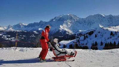 Красивая девушка катается на лыжах,…» — создано в Шедевруме