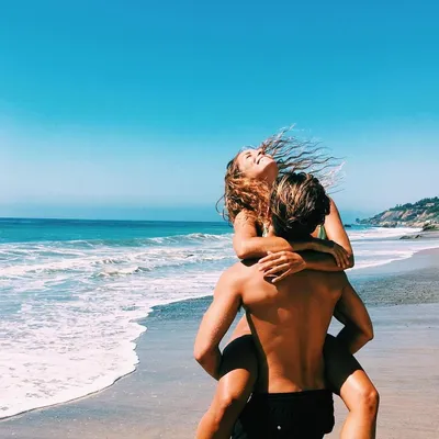 Романтические пары, любовь и обнять на пляже Стоковое Фото - изображение  насчитывающей флирта, женщина: 183770240