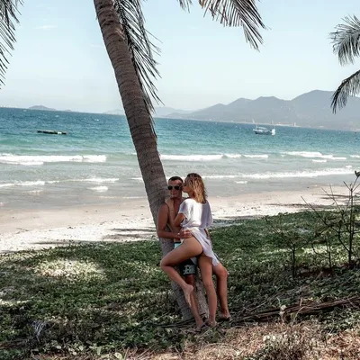 Девушка с поцелуем человека на пляже Любить пары на море Стоковое  Изображение - изображение насчитывающей закат, целовать: 167423779