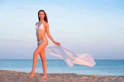 Красотки без стеснения на пляже: какие купальники носят звезды возраста 40+