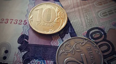 Деньги, рубли, калькулятор, кошелек на столе - Фотография - PerfectStock