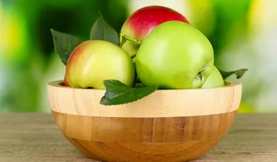 Картинка на рабочий стол еда, яблоко, фрукт, зеленые, яблоки, листья, фон  1024 x 600