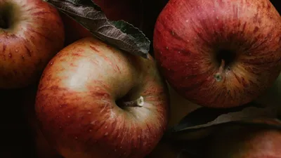 Обои яблоки, фрукты, красный, листья картинки на рабочий стол, фото скачать  бесплатно