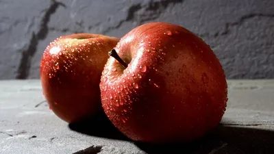 Обои яблоки, фрукты, капли, красные, тени картинки на рабочий стол, фото  скачать бесплатно