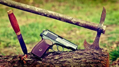 телефон личного огнестрельного оружия клетки 4 блондинк возмужалый Стоковое  Изображение - изображение насчитывающей пистолет, индивидуально: 25271979