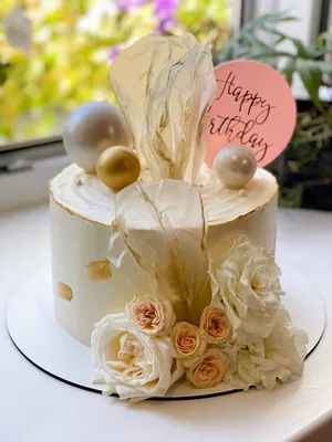 Воздушный торт, украшенный прозрачными \"парусами\" из рисовой бумаги для дня  рождения или свадьбы на заказ в Вильнюсе