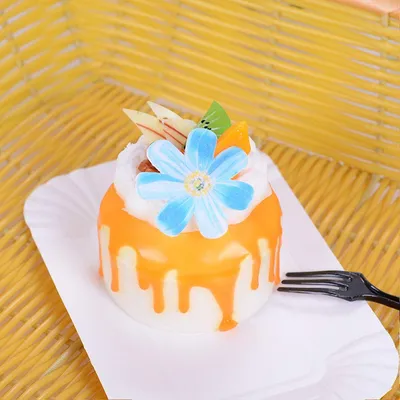 Торт на день рождения с декором из синей рисовой бумаги | Премиум Фото