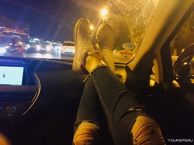 Ноги в машине ночью - 52 фото