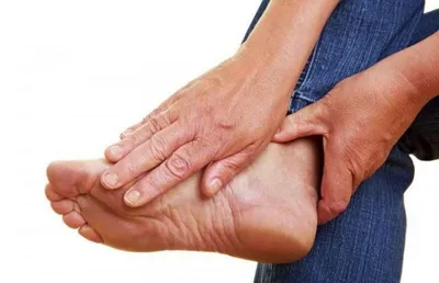 Страдания руки женщины от совместной боли с подагрой на пальце. Стоковое  Фото - изображение насчитывающей трещиноватость, воспаление: 196966924