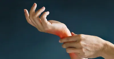 Руки мужчин, страдающих от боли в суставах пальцев причины подагры  ревматоидного артрита здравоохранение и медицинская концепция | Премиум Фото
