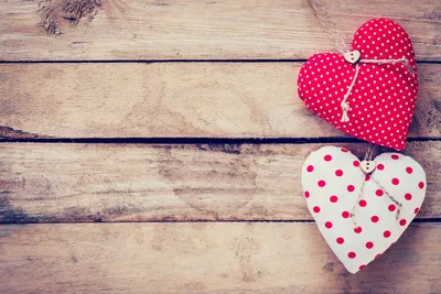 Романтические красные сердечки разных размеров - обои на рабочий стол