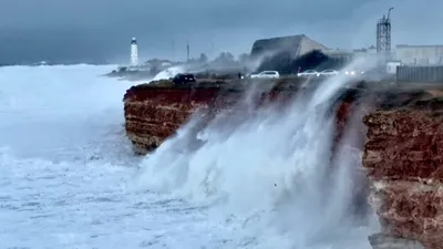 Сильнейший за последние 100 лет шторм обрушился на побережье Черного моря