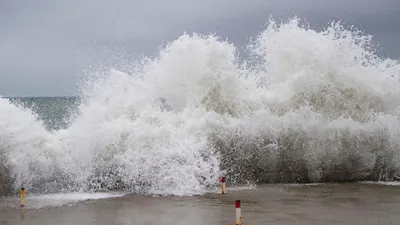 женщина и шторм на море стоковое фото. изображение насчитывающей одно -  71535130