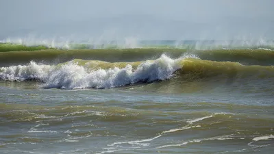 шторм в море, волны разбивающиеся о деревянный мост Stock Photo | Adobe  Stock