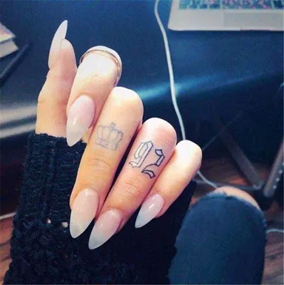 tattooshopminsk - Тату на пальцах - деликатная тема. Всех, кто к нам  приходит с этой просьбой заставляем сначала подумать 😅: 1. Татуировки на  пальцах могут стираться (не всегда, но часто) 2. Это