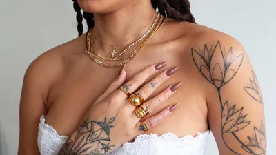 Как у Хейли Бибер: очень красивые татуировки на пальцах