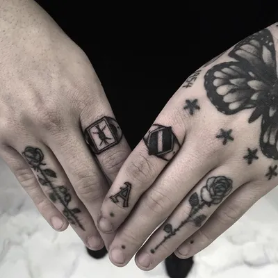 Абстракция тату на пальцах: фото – мастер работы Алиса (СПб)