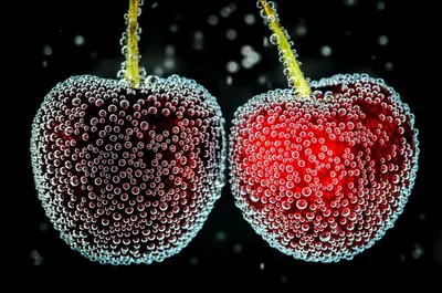 Спелые вишни в пузырьках в воде | Обои для телефона