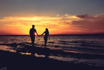 любящая пара позирует на пляже. молодые влюбленные, смотрящие на море  Стоковое Фото - изображение насчитывающей романтично, мужчина: 252513416